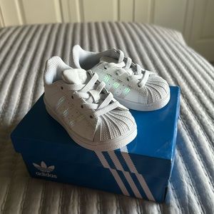 NIB Adidas Superstar Shell Toe Sneakers Toddler Sz 5 - White and Iridescent